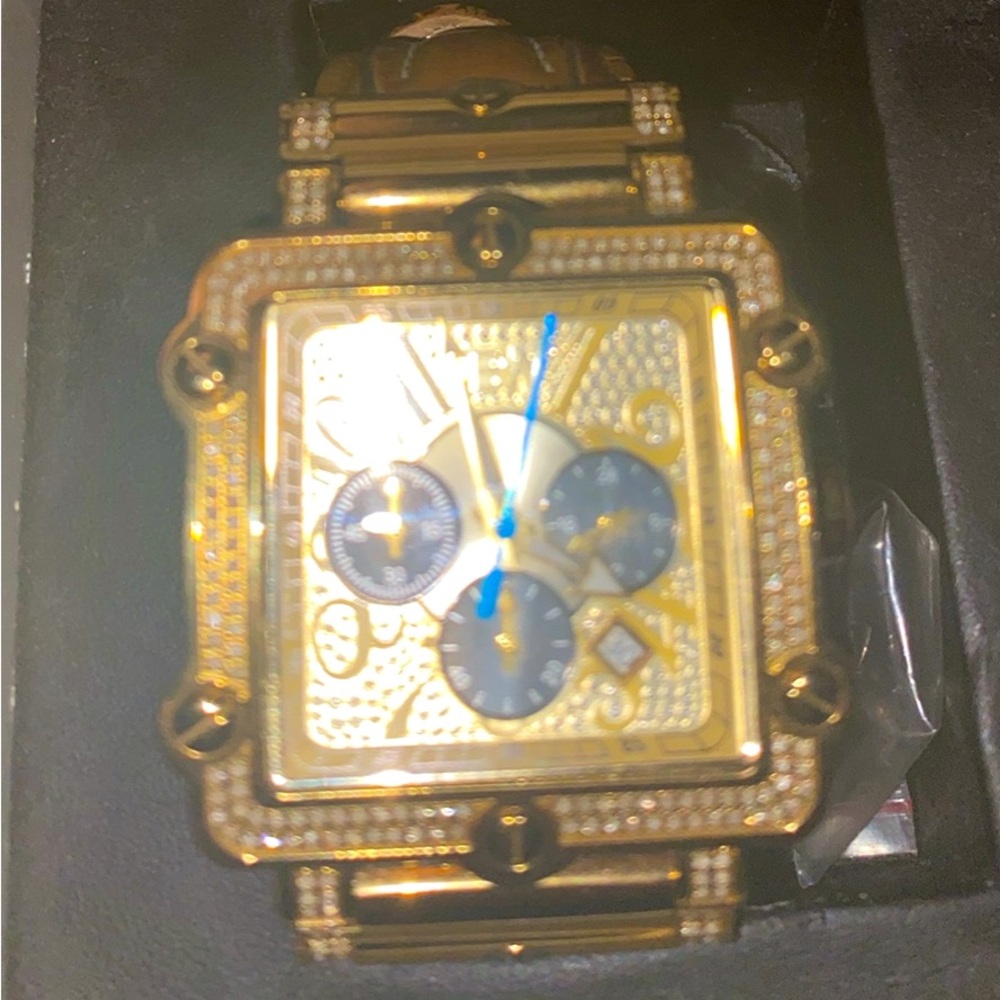 New battery, watch never even worn outside the house need more pics just ask